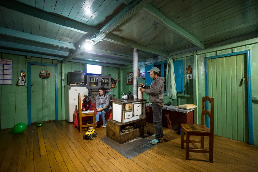 O casal Adriana e Jaison de Liz Rosa em sua casa, no município de Painel (SC). Foto: Fellipe Abreu/Mongabay