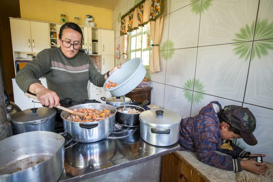 Maria Elizabete Oliveira Damas cozinhando entrevero, prato típico à base de pinhão da serra catarinense Foto: Fellipe Abreu/Mongabay