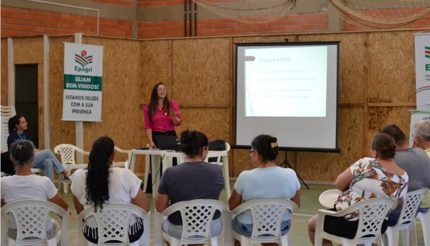 Apresentação sobre o PNAE, com a nutricionista da alimentação escolar do município de Capão Alto, Kariane da Silva Pereira Salmória, da Secretaria Municipal de Educação