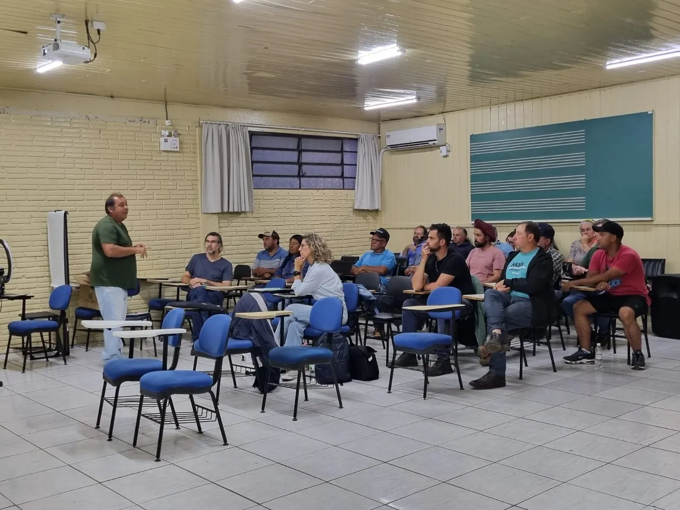 Apresentação sobre a Política de Garantia de Preços Mínimos (PGPM-Bio) e sobre o estudo que investigou o custo de produção de pinhão na região da serra catarinense, pelo Engenheiro Agrônomo, integrante do Centro Vianei, Fábio Anderson.