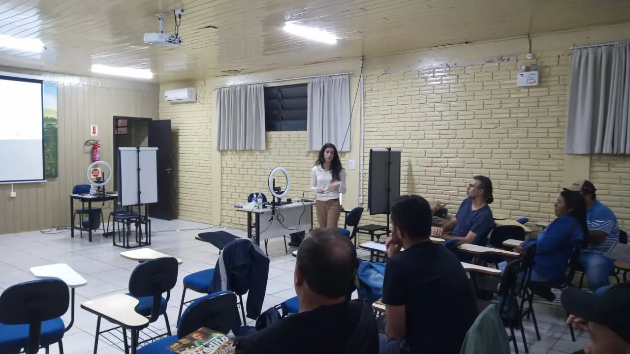 Apresentação do projeto do edital da Terra à Mesa, e das políticas públicas: Programa Nacional de Alimentação Escolar, Programa de Aquisição de Alimentos e Programa Nacional de Crédito Fundiário, pela Engenheira Agrônoma e integrante do Centro Vianei, Julia Goetten Wagner.