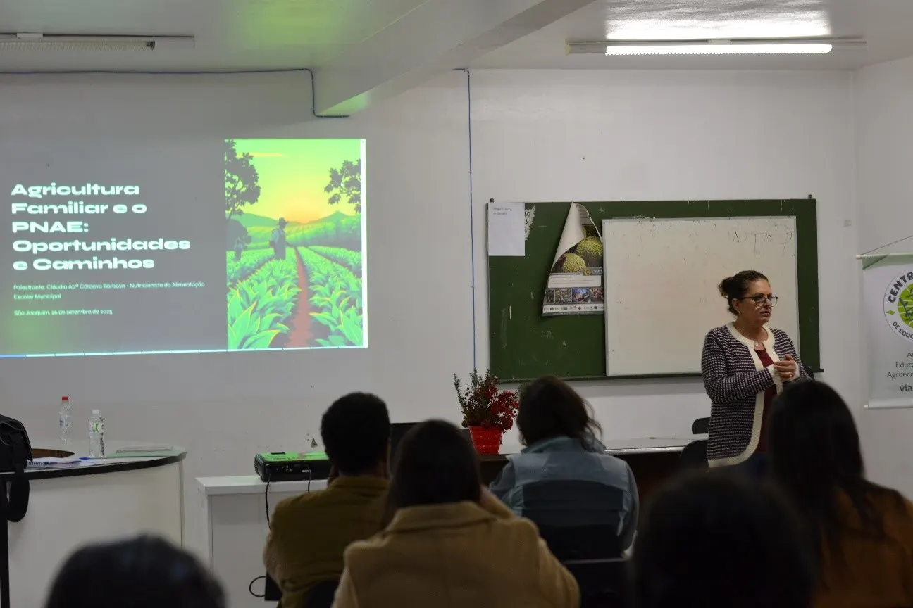 Foto 7: Apresentação sobre o PAA (Programa de Aquisição de Alimentos, com Engenheira Agrônoma e integrante da AFACER (Associação das Famílias Agricultoras do Cruzeiro e Região) Elaine Vicente.
