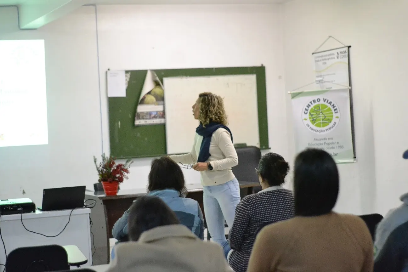 Foto 2: Oficina sobre Políticas Públicas no Município de São Joaquim/SC, na sede da SINTRAF-SJR, no dia 26 de setembro de 2025 – Apresentação do Projeto Roteiro da Sociobiodiversidade do Pinhão (Meta 1 – Desenvolvida pelo Centro Vianei), com o Engenheiro Agrônomo Fábio Anderson.
