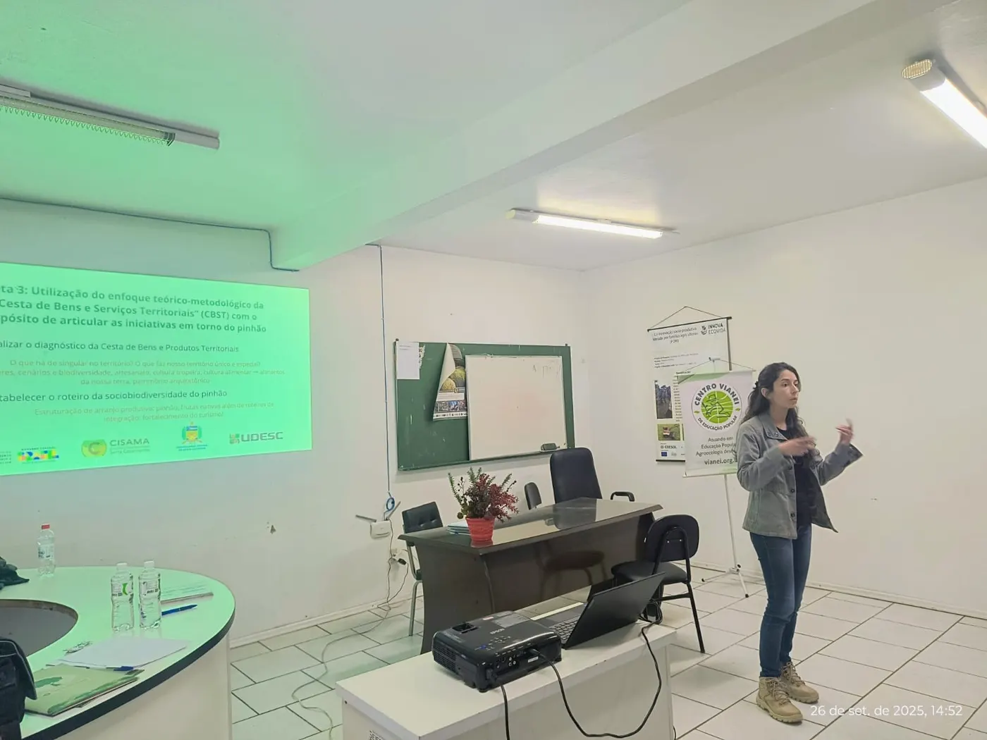 Foto 4: Oficina sobre Políticas Públicas no Município de São Joaquim/SC, na sede da SINTRAF-SJR, no dia 26 de setembro de 2025 – Apresentação do Projeto Da Terra à Mesa, com a Técnica em Agroecologia, Carolina Couto (Centro Vianei de Educação Popular).