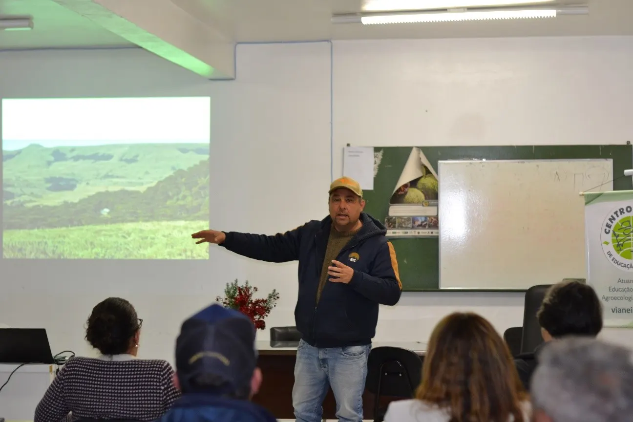 Foto 3: Oficina sobre Políticas Públicas no Município de São Joaquim/SC, na sede da SINTRAF-SJR, no dia 26 de setembro de 2025 – Apresentação do Projeto Roteiro da Sociobiodiversidade do Pinhão (Meta 3.1 e 3.2, desenvolvida pela UFSC), com a Engenheira Agrônoma Julia Goetten Wagner.