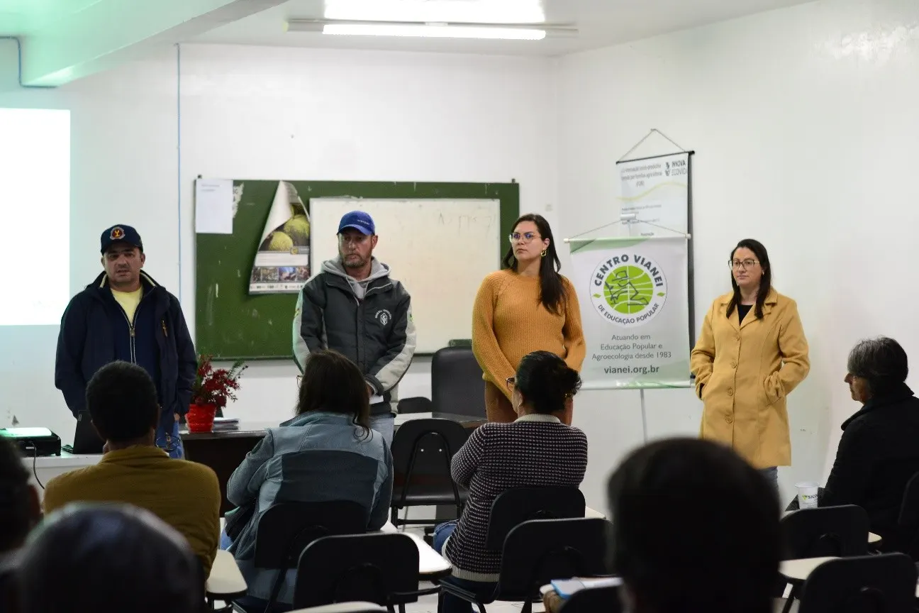 Foto 6: Apresentação sobre o PNAE, com a nutricionista da alimentação escolar do município de São Joaquim, Cláudia Aparecida Córdova Barbosa, da Secretaria Municipal de Educação